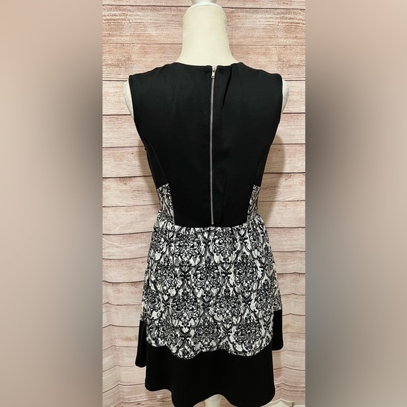 Buttons Black Lace Sleeveless Dress medium - Picture 4 of 6